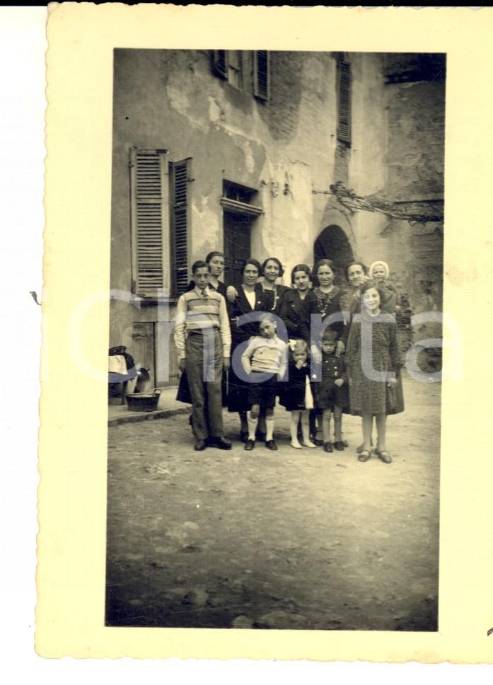 Fotografia d epoca originale 1940 ca CASALE MONFERRATO Madri e figli in un cortile Foto ARMANI 8x12 cm 1