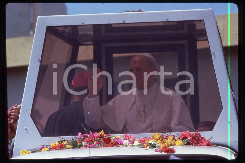 35mm vintage slide* 1995 FRANCE (?) Pope GIOVANNI PAOLO II on POPEMOBILE  Diapositiva d'epoca, in formato 35 mm.CONDIZIONI: GOODE' severamente vietata la riproduzione. Tutti i diritti sono riservati.Nella diapositiva ICharta mette in vendita, sul negozio eBay e in esclusiva sul sito "icharta" il proprio archivio composto da numerose diapositive e negativi fotografici d'epoca, tutti originali e autentici, che attraversano la storia del costume italiano tra gli la fine degli anni Sessanta e Novanta.Si tratta di uno sguardo inedito sull'attualit&agrave;, la politica, la vita quotidiana, il gossip e la cultura, che fotografa il cambiamento della nazione in quest'ultimo scorcio del XX secolo. Un'occasione unica per il mercato del collezionismo, che vede finalmente disponibile un archivio eccezionale per vastit&agrave;, tematiche e condizioni, in un settore (il negativo fotografico e la diapositiva) di assoluta novit&agrave; e dalle interessanti prospettive di investimento.  FAIR/discreto   originale e autentica 1