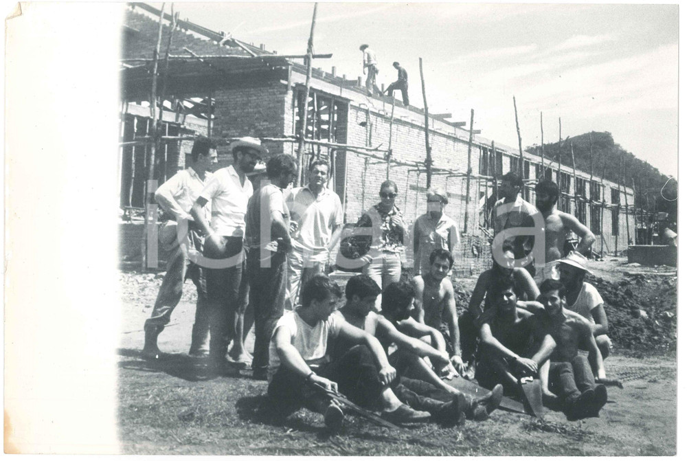 Fotografia d epoca originale 1975 ca POXOREU  BRAZIL Spedizione missionaria  Costruzione scuola  Foto 1