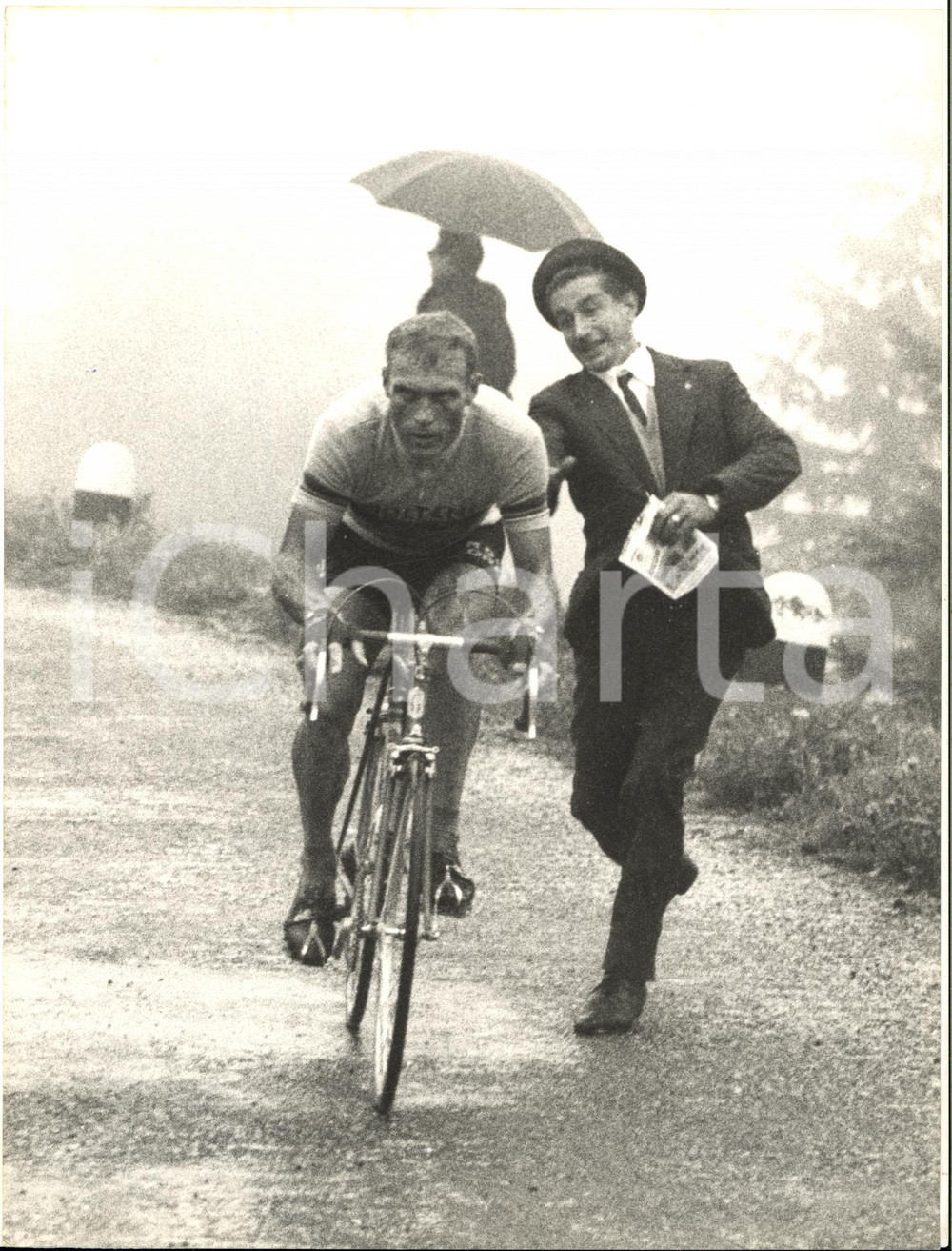 1967 CICLISMO GIRO D'ITALIA Rudi ALTIG spinto durante il percorso - Foto 18x24