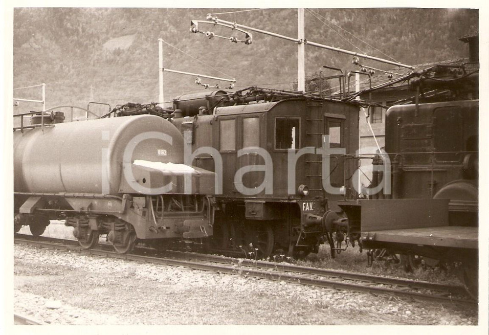 Fotografia d epoca originale 1975 ca FAV Ferrovia della VALTELLINA Locomotiva e autobotte Foto 14x10 cm 1