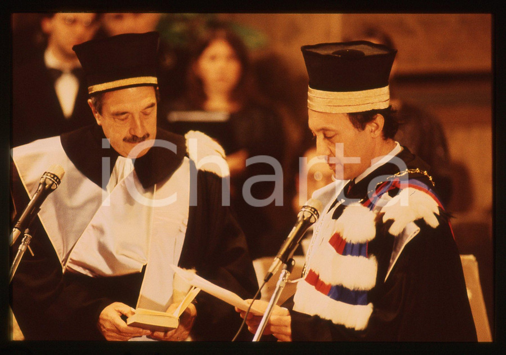 35mm vintage slide* 1988 UNIVERSITA' BOLOGNA Raul Ricardo ALFONSIN Ritratto 13  Diapositiva d'epoca, in formato 35 mm. La diapositiva ritrae il rettore Fabio Alberto Roversi Monaco e il presidente argentino Raul Ricardo Alfonsin, insignito della laurea honoris causa in giurisprudenza dall'Universit&agrave; di Bologna il 22 novembre 1988.CONDIZIONI: GOOD  Tutti i diritti riservati.E' severamente vietata la riproduzione. ICharta mette in vendita, sul negozio eBay e in esclusiva sul sito "icharta" il proprio archivio composto da numerose diapositive e negativi fotografici d'epoca, tutti originali e autentici, che attraversano la storia del costume italiano tra gli la fine degli anni Sessanta e Novanta.Si tratta di uno sguardo inedito sull'attualit&agrave;, la politica, la vita quotidiana, il gossip e la cultura, che fotografa il cambiamento della nazione in quest'ultimo scorcio del XX secolo. Un'occasione unica per il mercato del collezionismo, che vede finalmente disponibile un archivio eccezionale per vastit&agrave;, tematiche e condizioni, in un settore (il negativo fotografico e la diapositiva) di assoluta novit&agrave; e dalle interessanti prospettive di investimento.  originale e autentica 1