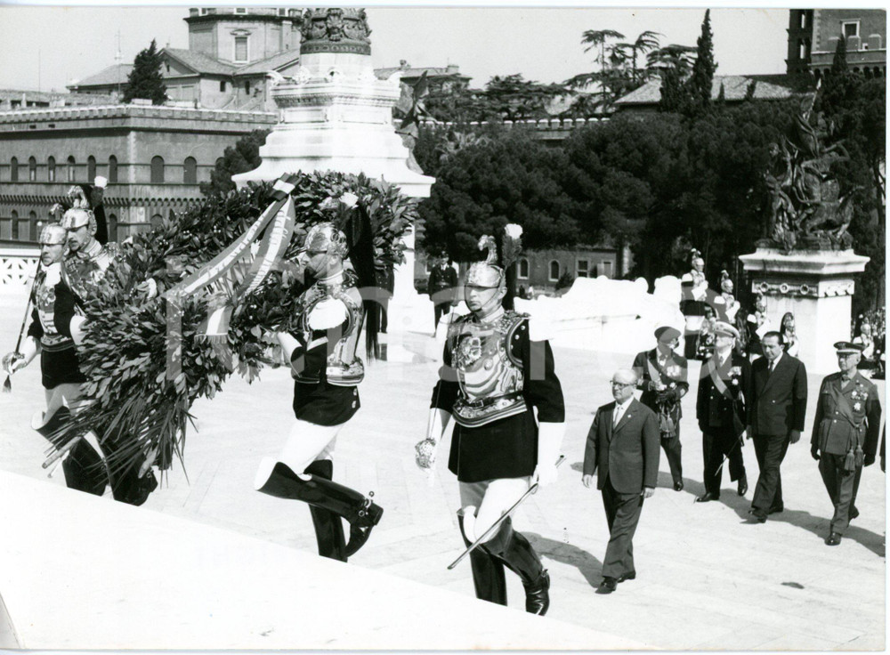 1959 ROMA FESTA DELLA REPUBBLICA Giovanni GRONCHI rende omaggio al Milite Ignoto