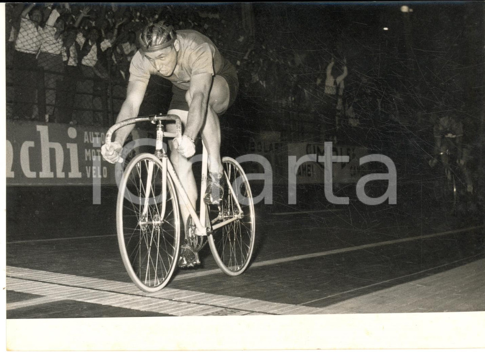1955 MILANO CICLISMO Mondiali velocità su pista - Antonio MASPES al traguardo