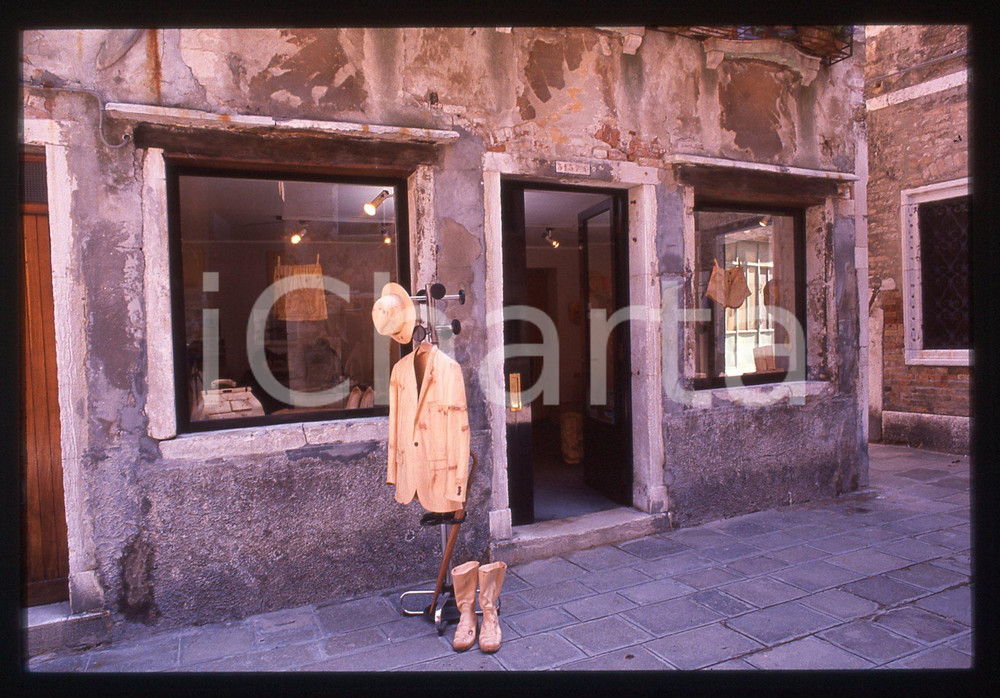 35mm vintage slide* 1990 ca VENEZIA La bottega di Livio DE MARCHI - Vetrina (1)  Diapositiva d'epoca, in formato 35 mm. CONDIZIONI: GOOD  Tutti i diritti riservati.E' severamente vietata la riproduzione. ICharta mette in vendita, sul negozio eBay e in esclusiva sul sito "icharta" il proprio archivio composto da numerose diapositive e negativi fotografici d'epoca, tutti originali e autentici, che attraversano la storia del costume italiano tra gli la fine degli anni Sessanta e Novanta.Si tratta di uno sguardo inedito sull'attualit&agrave;, la politica, la vita quotidiana, il gossip e la cultura, che fotografa il cambiamento della nazione in quest'ultimo scorcio del XX secolo. Un'occasione unica per il mercato del collezionismo, che vede finalmente disponibile un archivio eccezionale per vastit&agrave;, tematiche e condizioni, in un settore (il negativo fotografico e la diapositiva) di assoluta novit&agrave; e dalle interessanti prospettive di investimento.  originale e autentica 1
