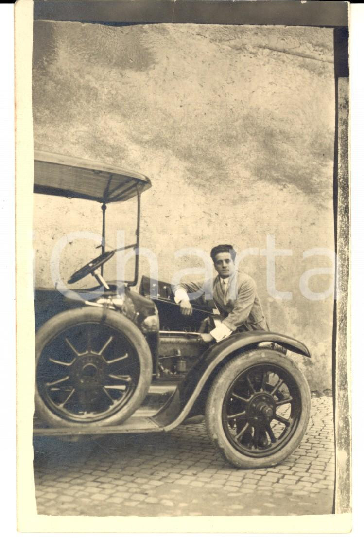 Fotografia d'epoca originale 1910 ca s. l. Giovane in posa con la propria automobile *Foto VINTAGE FP 1