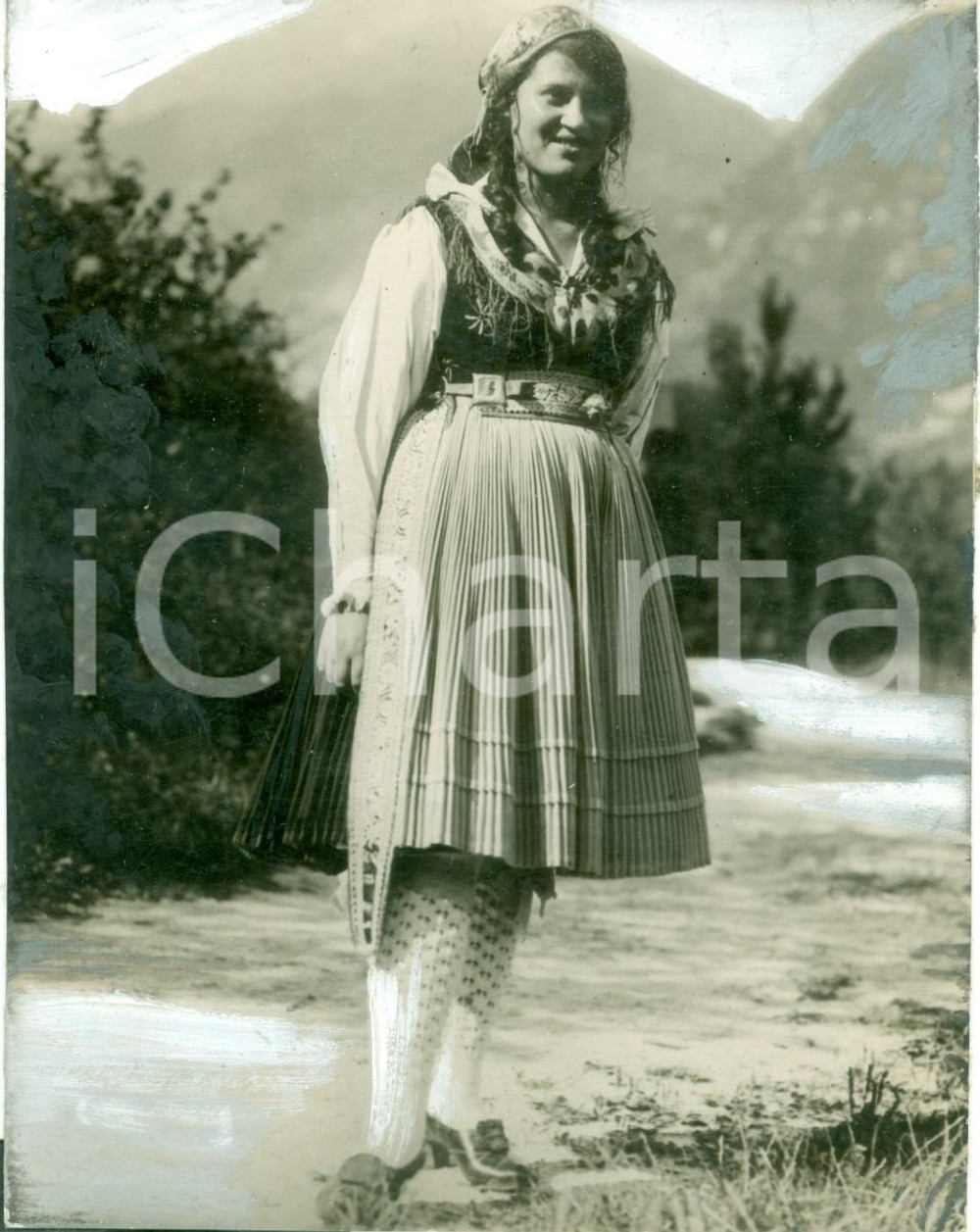 Fotografia d epoca originale 1930 ca GORIZIA Giovane contadine in costume tradizionale allogeno FOTOGRAFIA 1