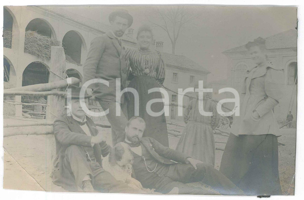1910 ca ITALIA Famiglia con il cane in un paese di campagna - Foto ANONIMA 16x10