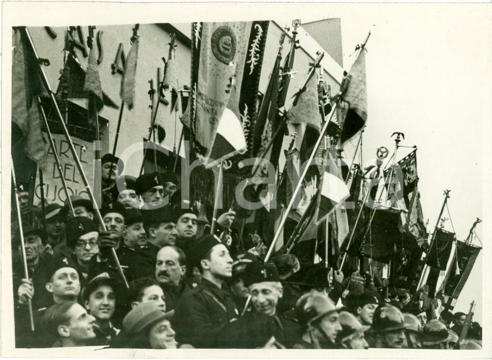 Fotografia d epoca originale 1935 GENOVA Gagliardetti rionali a Casa littoria Cesare BATTISTI Foto 1