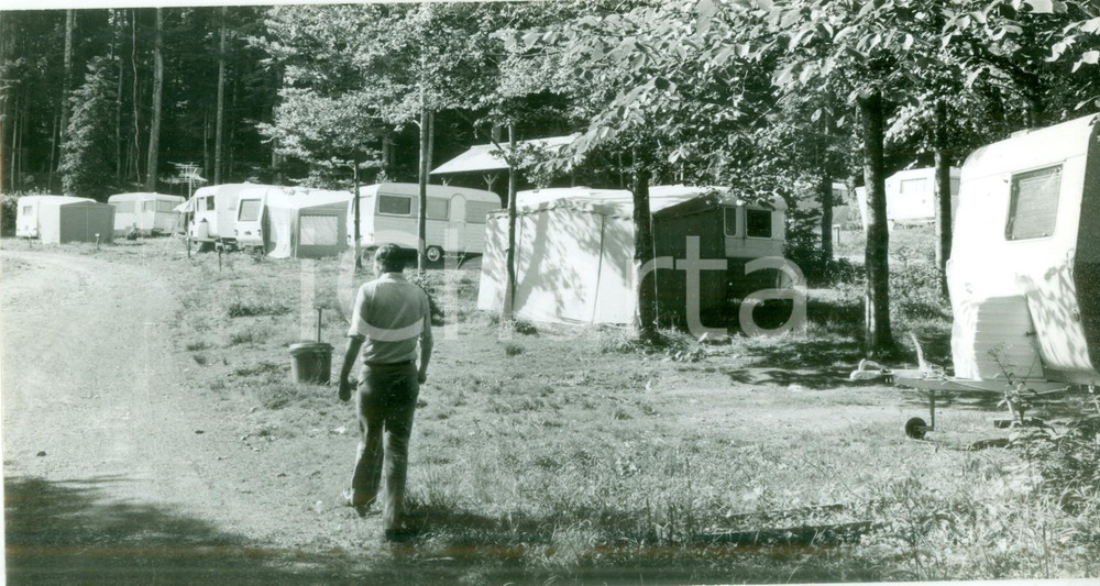 Fotografia d epoca originale 1985 ca HOHWALD FRANCE Campeggiatori e roulotte al campeggio Fotografia 1