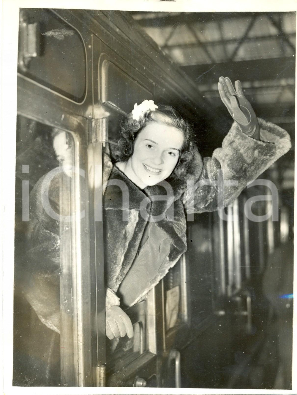 Fotografia d epoca originale 1939 LONDON WATERLOO STATION Pattinatrice Megan TAYLOR saluta dal treno Foto 1