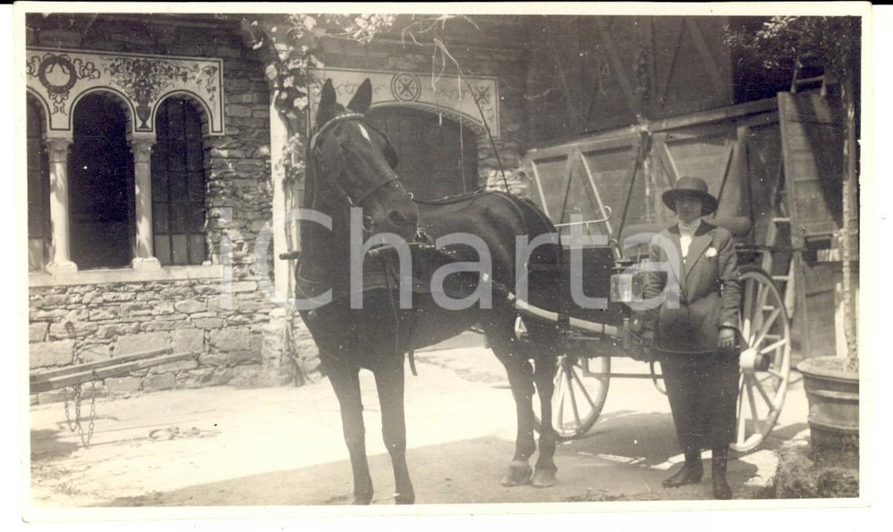 1930 ca MILANO Viale Romagna / Fattoria VOLONTE' - Proprietaria con calesse FOTO Rara fotografia d'epoca, scattata all'interno della fattoria del costruttore Luigi Volont&egrave;, situata nell'attuale viale Romagna (angolo viale Sidoli) e successivamente abbattuta. CONDIZIONI: GFORMATO: 14x9 cm      originale e autentica 1