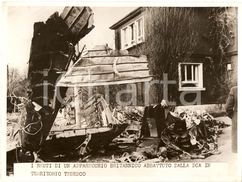 Fotografia d epoca originale 1940 ca GERMANIA WW2 Aereo inglese abbattuto dalla DCA Royal Air Force Foto 1