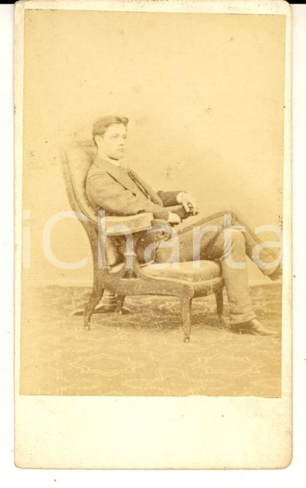 Fotografia d epoca originale 1870 ca NEUCHATEL Portrait de jeune homme sur chaise  Photo OLSOMMER CDV 1