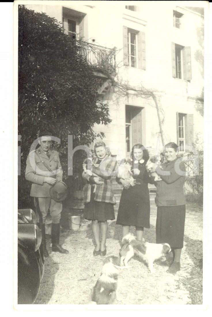 Fotografia d epoca originale 1943 VILLAFREDDA UD Donne in posa con una famiglia di cagnolini Foto FP 1