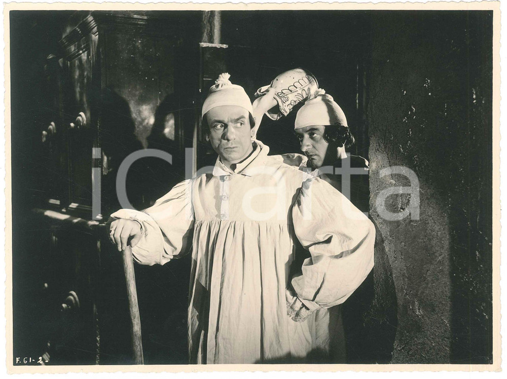 1940 ca ITALIA CINEMA Eduardo DE FILIPPO - Foto di scena (2) 22x17 cm  Fotografia originale d'epoca.  CONDIZIONI:FAIR/discreto piccola piegatura angolareFORMATO: 22x17 cm originale e autentica 1