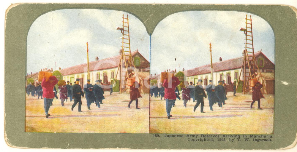 1905 MANCHURIA (CHINA) Japanese Army Reserves arriving - Coloured Stereoview Fotografia stereoscopica d'epoca, su cartoncino.FOTOGRAFO: Truman Ward Ingersoll - USA  FAIR/discreto lievi abrasioni angolari Formato: 18x9 cm originale e autentica 1