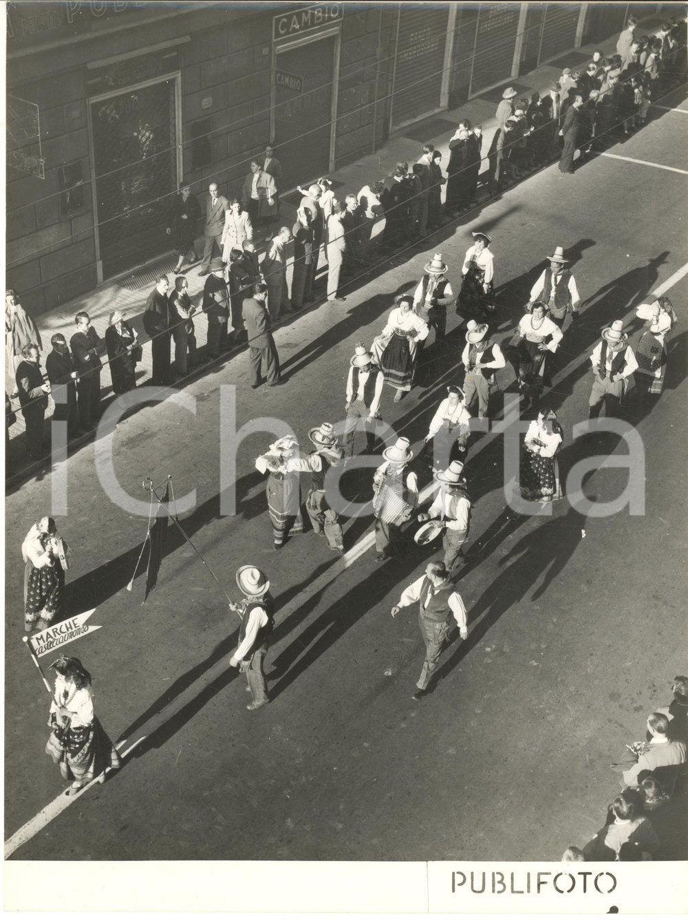 1953 GENOVA Celebrazioni Colombiane - Sfilata costumi MARCHE CASTELRAIMONDO Foto Fotografia d'epoca.CONDIZIONI: G FORMATO: 18x24 cm      originale e autentica 1