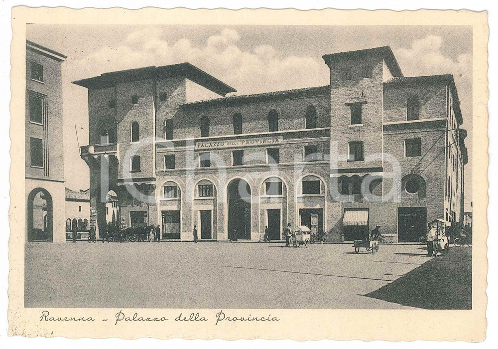1939 RAVENNA Palazzo della Provincia - Cartolina ANIMATA FG VG Cartolina d'epoca, viaggiata. FAIR/discreto Lievi smussature agli angoli, macchia di bianchetto al verso Formato: 15x10 cm originale e autentica 1
