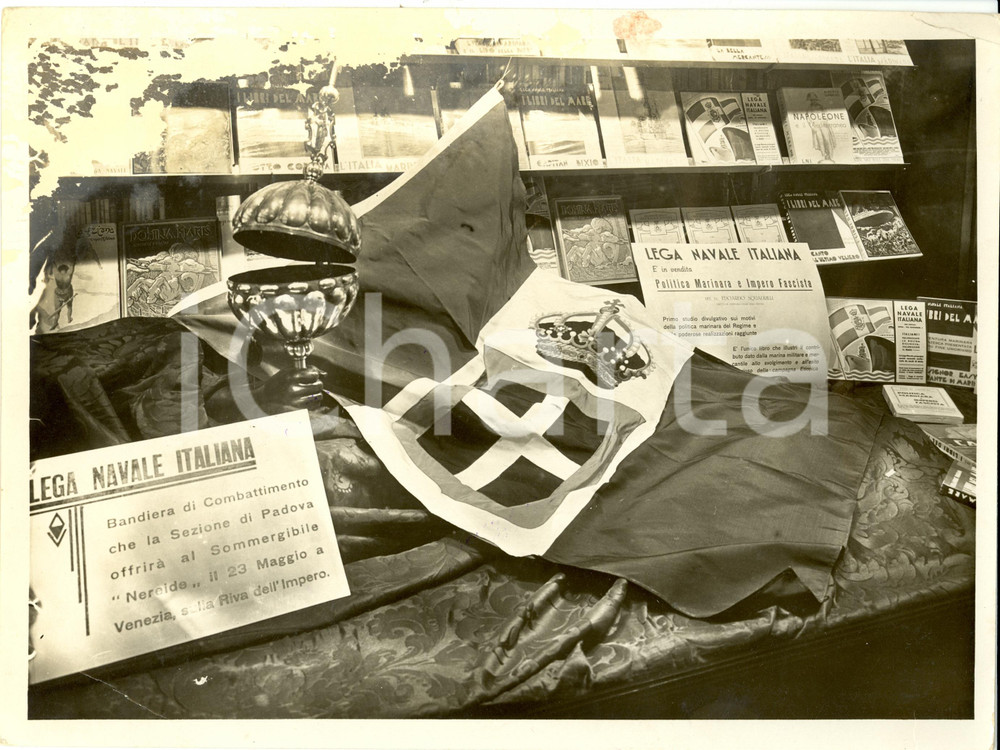 Fotografia d epoca originale 1937 PADOVA LEGA NAVALE ITALIANA Cofano bandiera per NEREIDE Foto DANNEGGIATA 1