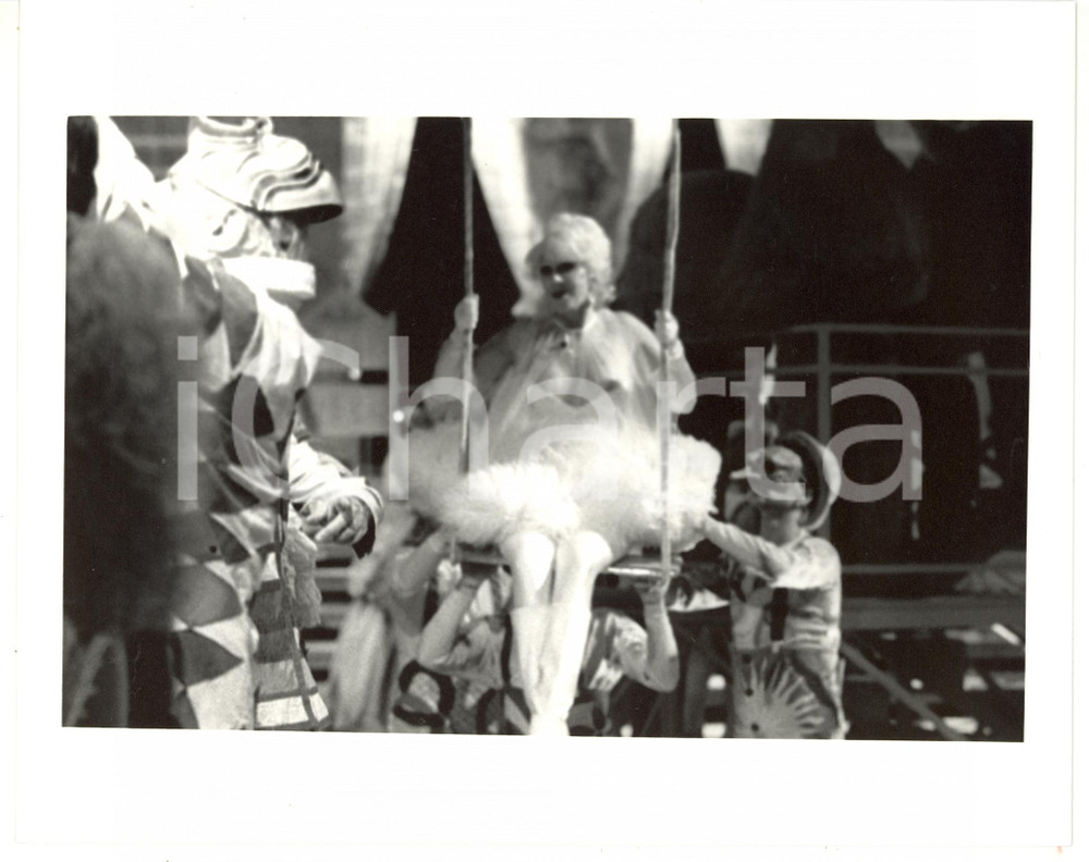 1985 ca TEATRO Franca RAME a seno nudo su un'altalena *Foto VINTAGE 25x20