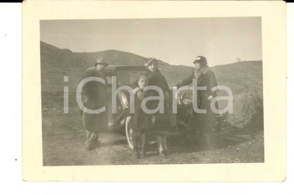 Fotografia d epoca originale 1930 ca AREA LOMBARDA Famiglia in gita in automobile Foto VINTAGE 10x6 cm 1