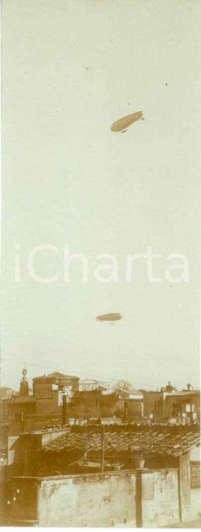 Fotografia d epoca originale 1930 ca MILANO Dirigibili in volo sopra la cittÃ  Fotografia 1