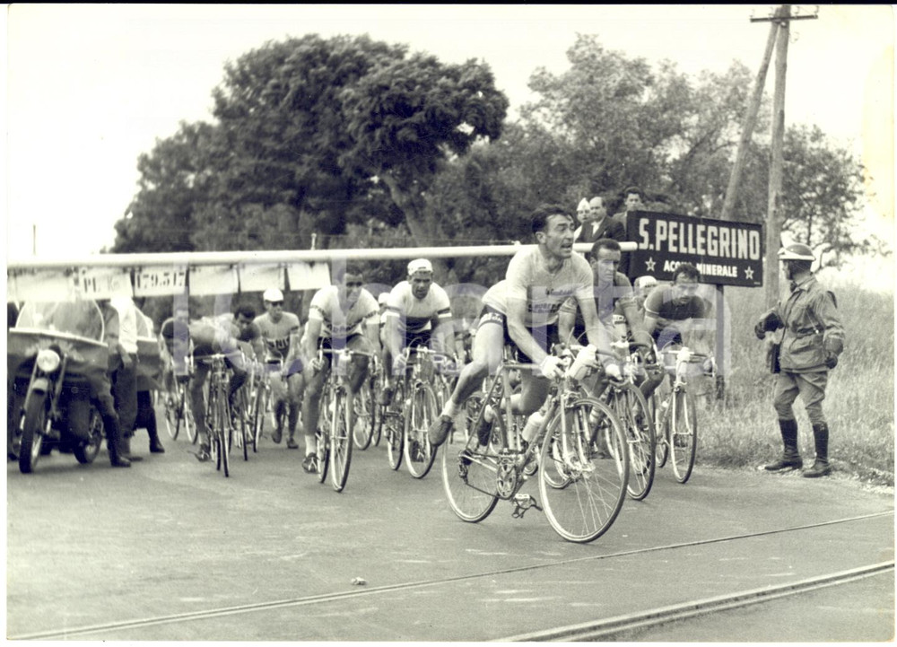 1957 CICLISMO GIRO D'ITALIA - Louison BOBET guida a un passaggio a livello