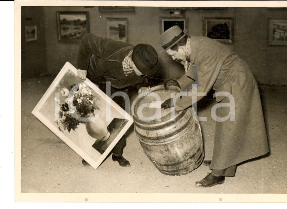 Fotografia d epoca originale 1938 PARIS Preparazione mostra con quadro di HÃ©lÃ¨ne AZENOR Foto 18x13 cm 1