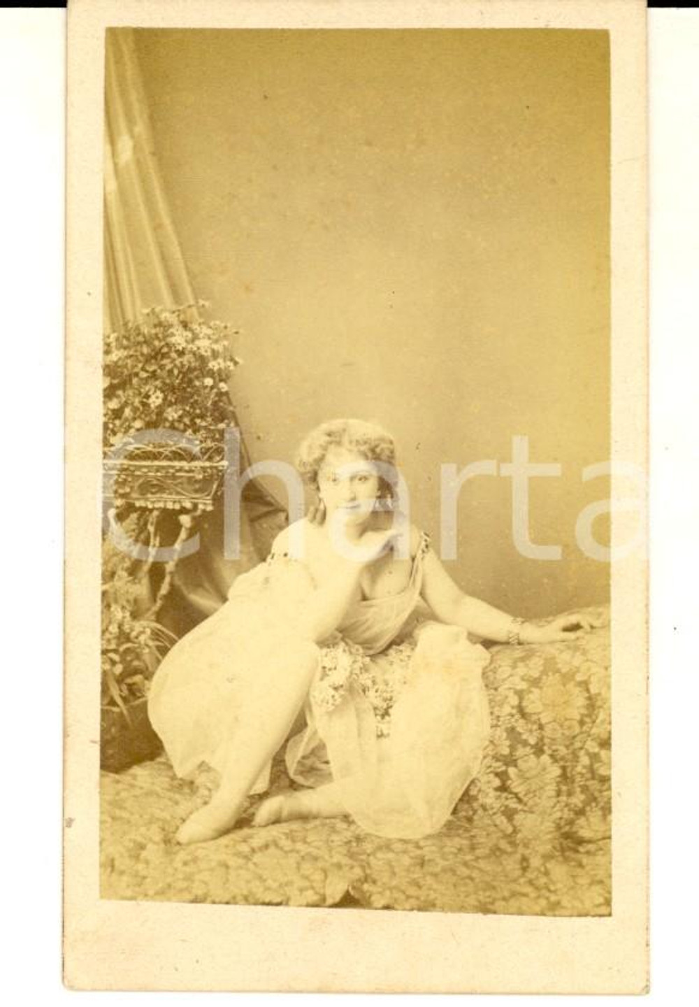 Fotografia d epoca originale 1870 ca PARIS Ritratto di ballerina in bianco Foto Ulric GROB bd MONTMARTRE CDV 1