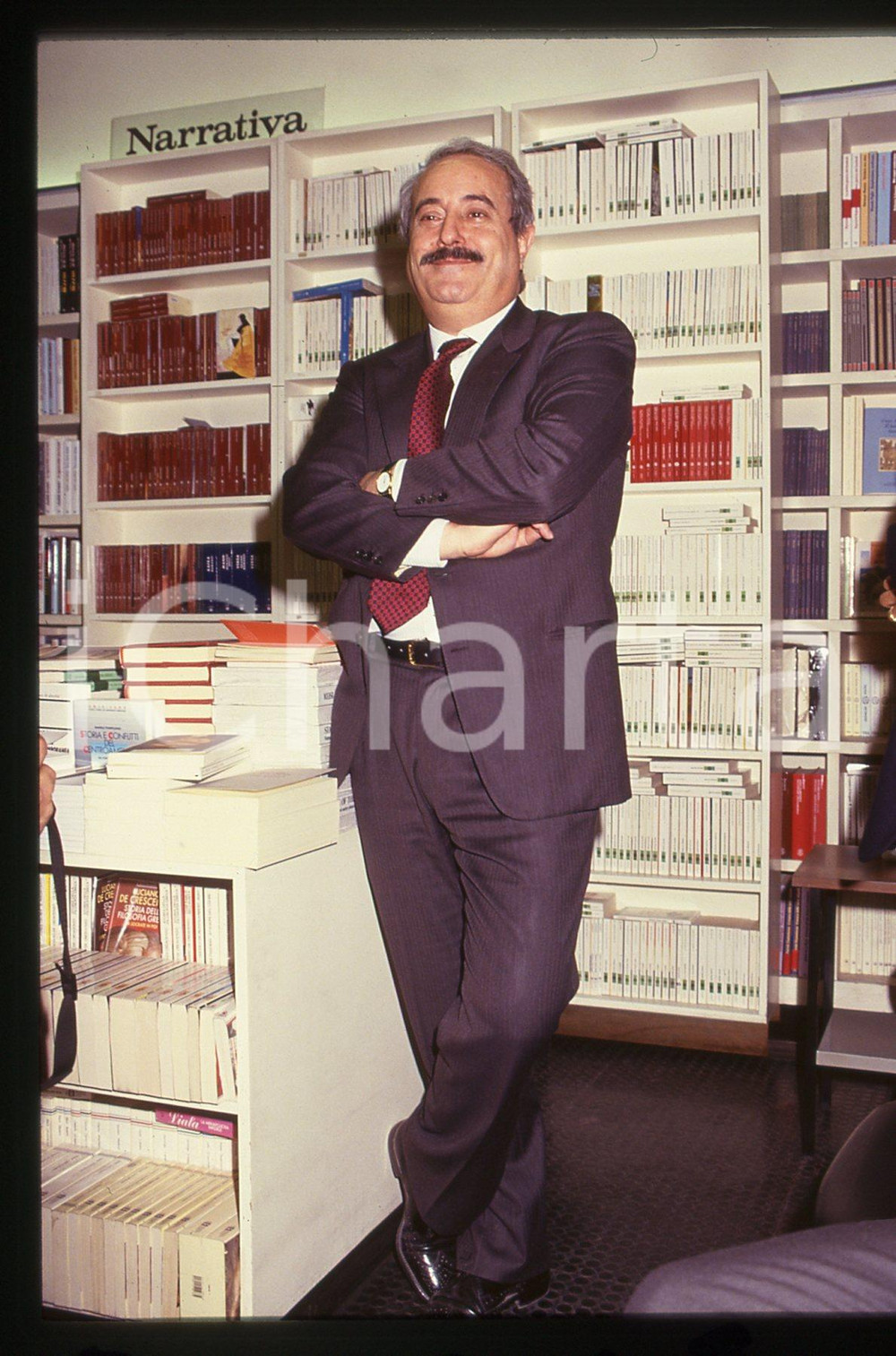 35mm vintage slide* 1991 COSTUME Giovanni FALCONE in libreria - Ritratto (1)  Diapositiva d'epoca, in formato 35 mm. CONDIZIONI: GOODTutti i diritti riservati.E' severamente vietata la riproduzione. ICharta mette in vendita, sul negozio eBay e in esclusiva sul sito "icharta" il proprio archivio composto da numerose diapositive e negativi fotografici d'epoca, tutti originali e autentici, che attraversano la storia del costume italiano tra gli la fine degli anni Sessanta e Novanta.Si tratta di uno sguardo inedito sull'attualit&agrave;, la politica, la vita quotidiana, il gossip e la cultura, che fotografa il cambiamento della nazione in quest'ultimo scorcio del XX secolo. Un'occasione unica per il mercato del collezionismo, che vede finalmente disponibile un archivio eccezionale per vastit&agrave;, tematiche e condizioni, in un settore (il negativo fotografico e la diapositiva) di assoluta novit&agrave; e dalle interessanti prospettive di investimento.  originale e autentica 1
