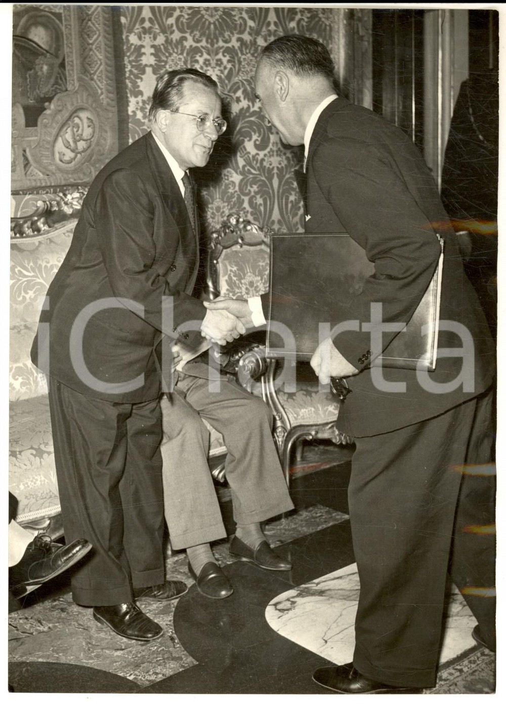1953 ROMA Palmiro TOGLIATTI al Quirinale per le consultazioni - Foto 13x18 cm Fotografia d'epoca con didascalia coeva al verso. CONDIZIONI: G (ma lievi ondulature marginali) FORMATO: 13x18 cm     originale e autentica 1