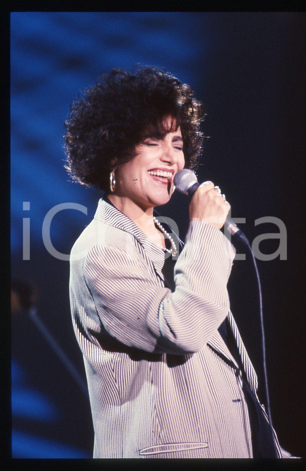 35mm vintage slide* 1990 ca MUSICA - Mia MARTINI durante un'esibizione (19)