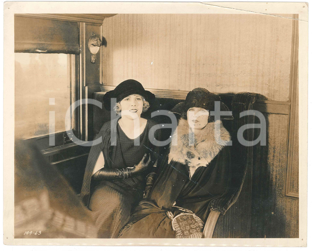 1923 USA Silent film "Pandemonio" - Viola DANA - DAMAGED Set photo (4) Fotografia originale d'epoca, con didascalia al verso. VERY POOR/gravemente danneggiato piccoli fori angolari; profonde piegature, strappo angolare riparato con adesivo al verso; macchie; vasto alone Formato: 26x20 cm originale e autentica 1