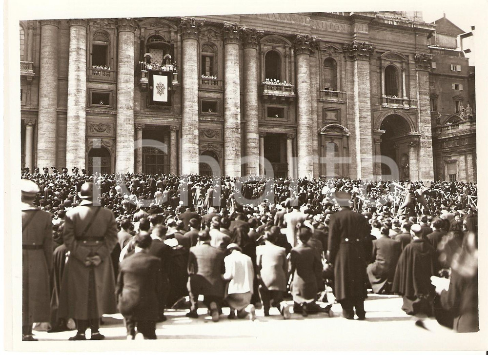 Fotografia d epoca originale 1939 ROMA Folla inginocchiata in Piazza SAN PIETRO per benedizione PIO XII Foto 1