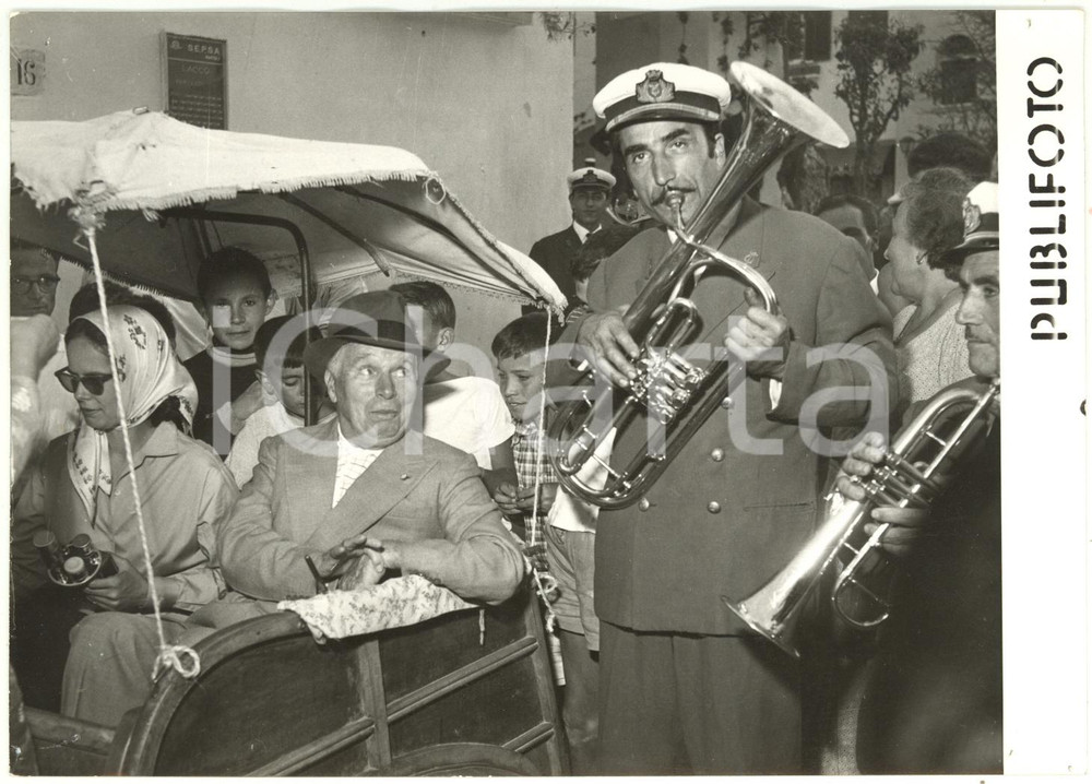 1957 LACCO AMENO (NA) Charlie CHAPLIN e Oona O'NEILL accolti da trombettieri