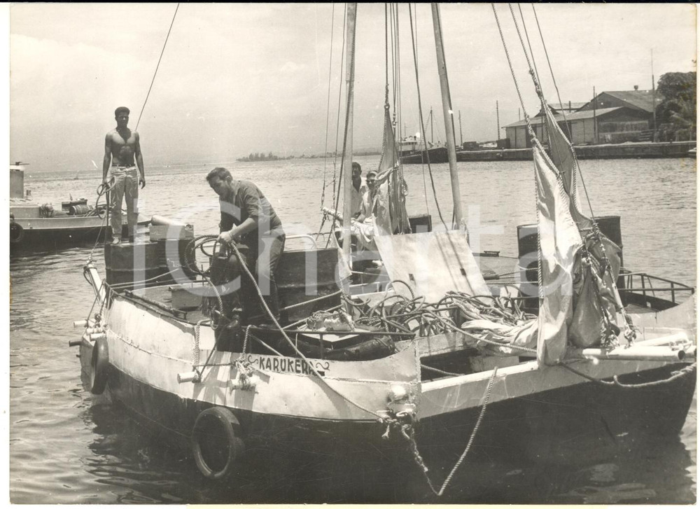 1960 POINTE-A-PITRE Navigatore solitario RenÃ© LESCOMBES durante uno scalo *Foto Fotografia d'epoca, con didascalia coeva al verso. CONDIZIONI: G (ma lieve increspatura al margine inferiore)FORMATO: 18x13 cm     originale e autentica 1