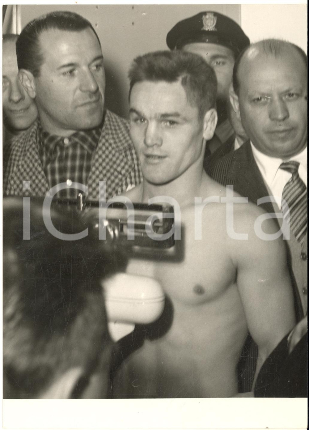1955 MILANO BOXE Pesi Gallo - AndrÃ© VALIGNAT al peso *Foto 13x18 cm Fotografia d'epoca con didascalia coeva.  CONDIZIONI: FAIR (lieve piegatura; sovraimpressione al margine destro)FORMATO: 13x18 cm     originale e autentica 1