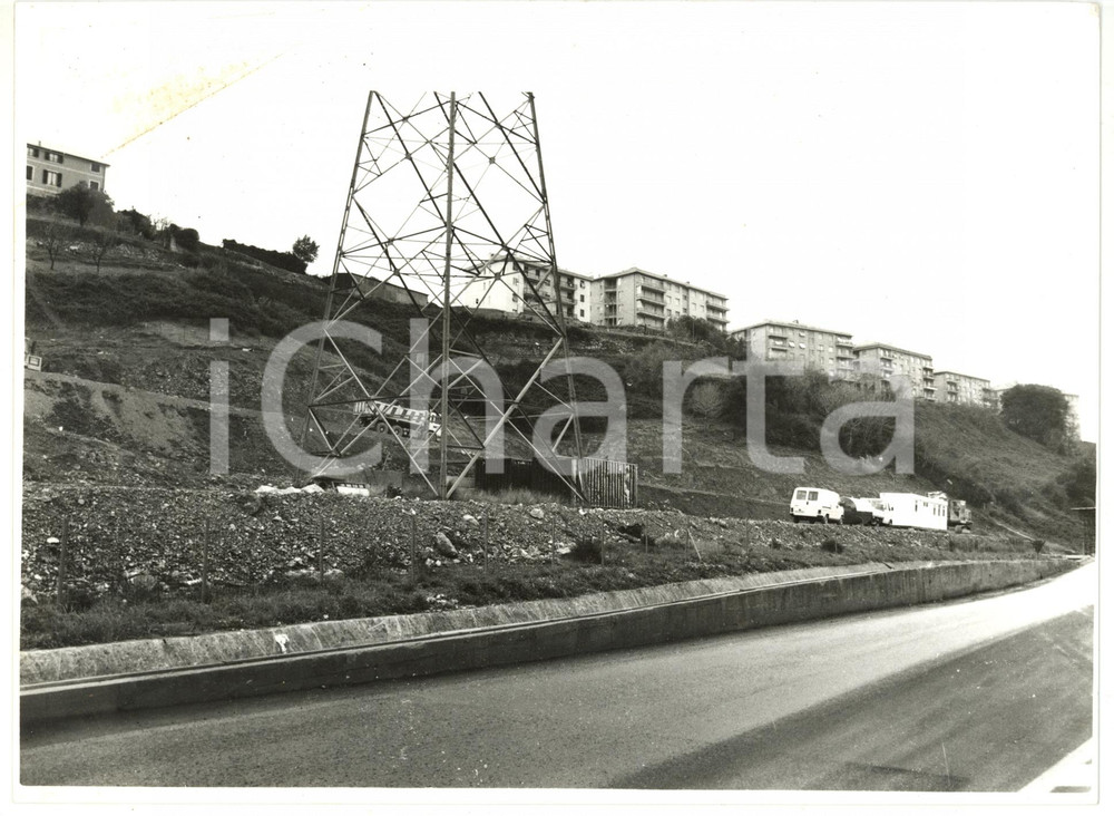 1990 ca GENOVA Auto percorrono strada di periferia *Foto VINTAGE 24x18