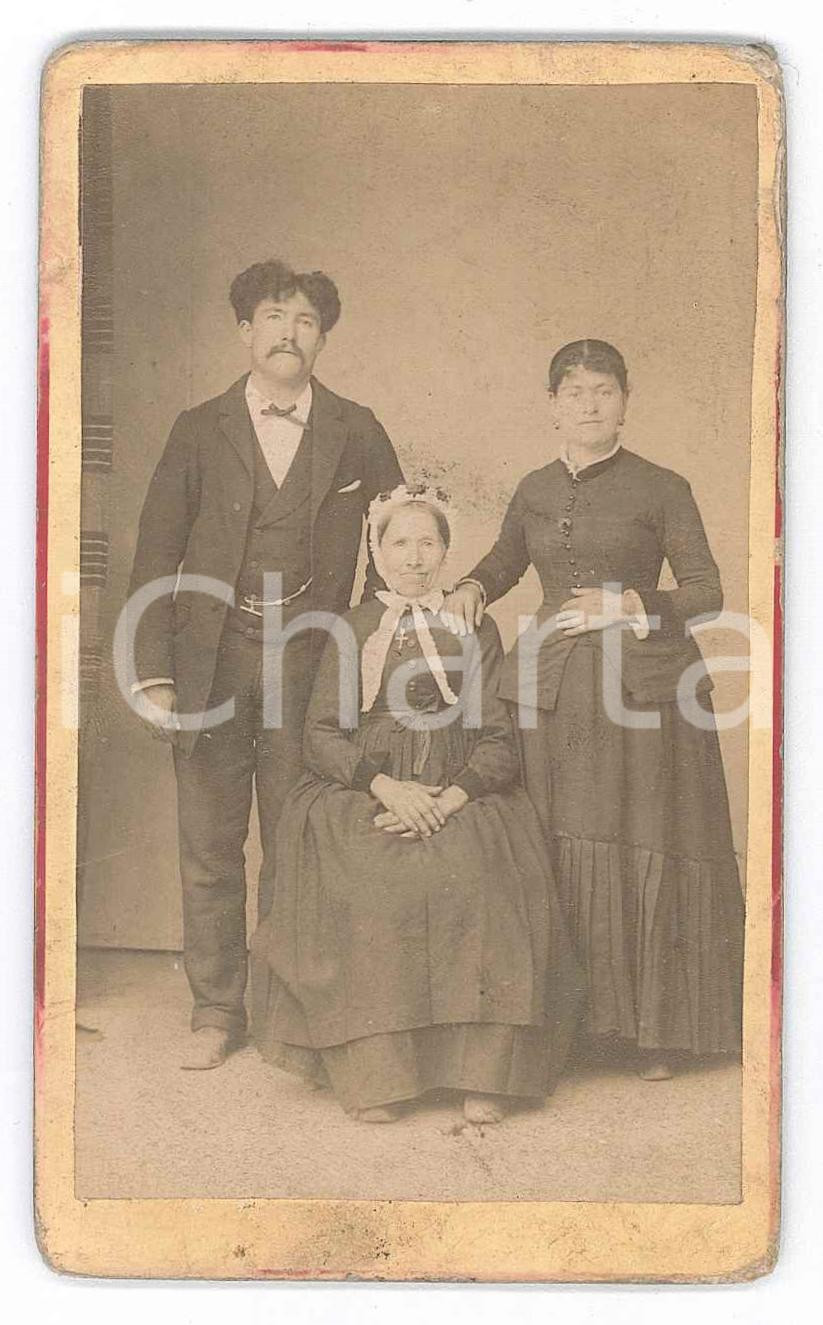 Fotografia d epoca originale 1880 ca COSTUME ITALIA Anziana madre con i due figli  Ritratto Foto CDV 1