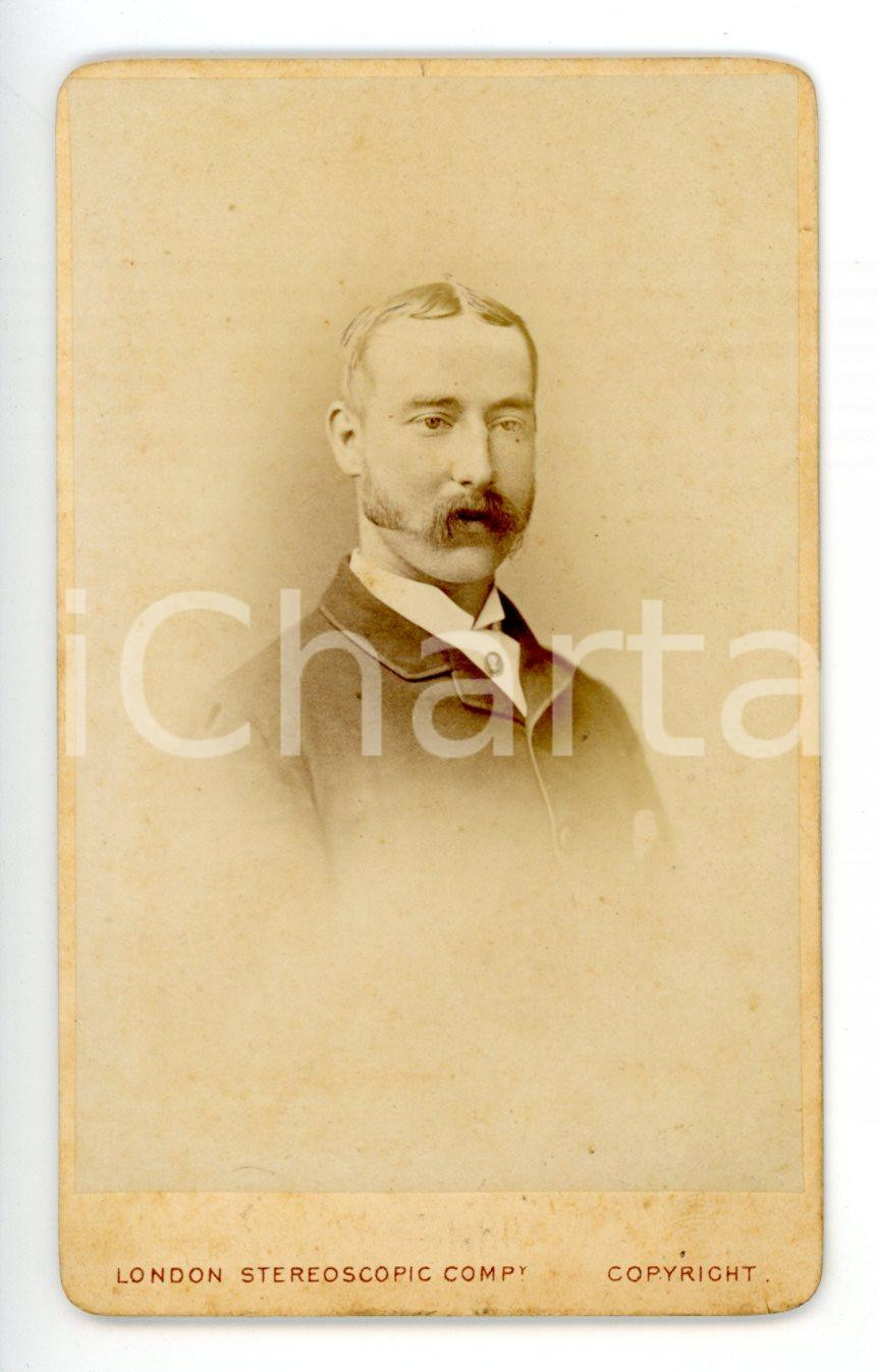 Fotografia d epoca originale 1870 ca LONDON  BROOKS Ritratto in soprabito scuro Fotografia CDV 1