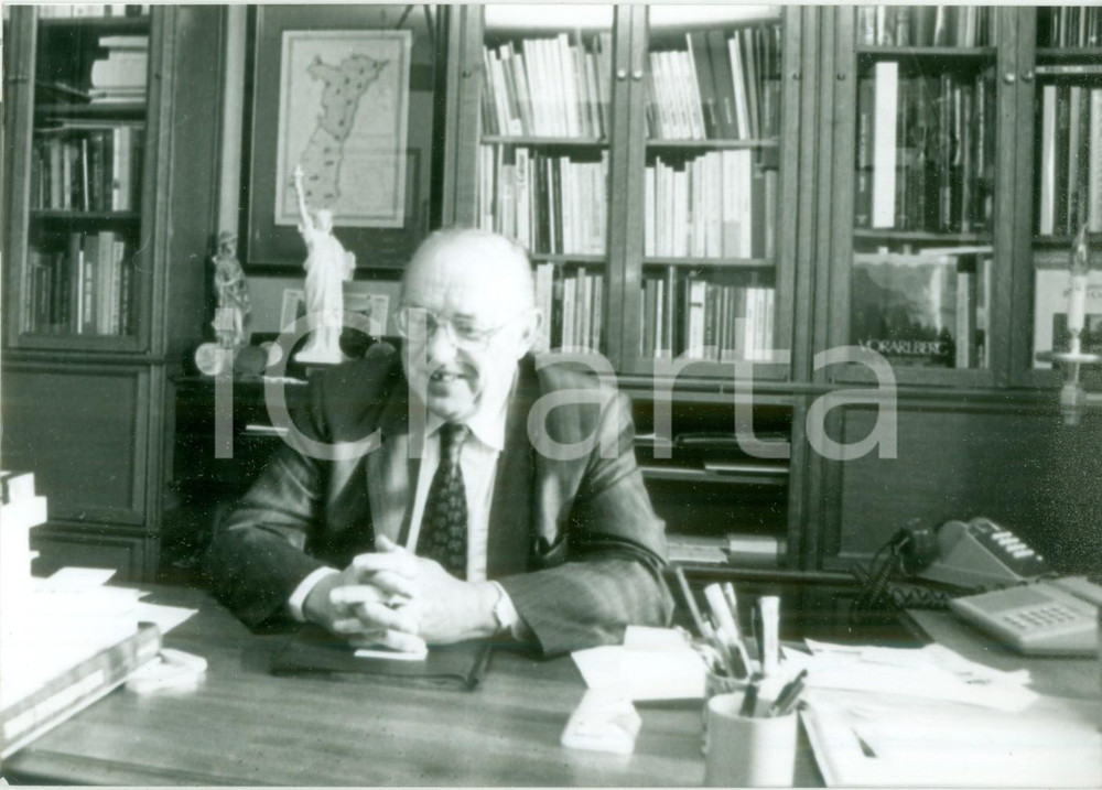Fotografia d epoca originale 1991 FRANCE Politico Henri GOETSCHY nel suo studio Fotografia 1
