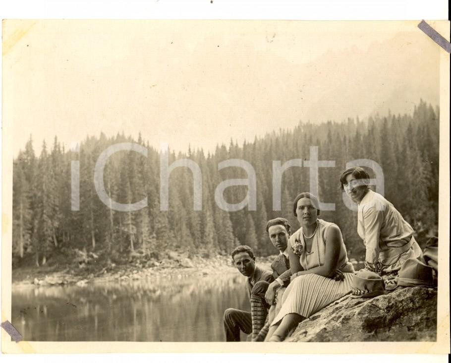 Fotografia d epoca originale 1927 LAGO DI CAREZZA BZ Turisti in gita lungo il lago Foto VINTAGE 11x9 cm 1