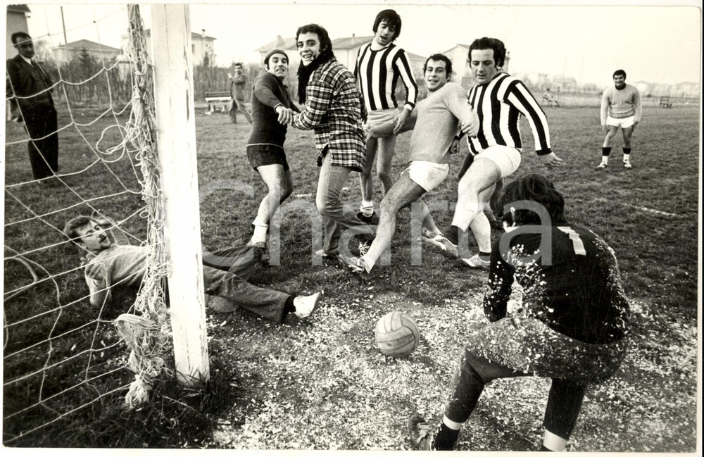 1970 ca COSTUME ITALIA Mino REITANO in una partita a calcio con gli amici *Foto Fotografia di agenzia. CONDIZIONI: G (ma lievi piegature al margine superiore)FORMATO: 30x20 cm    originale e autentica 1