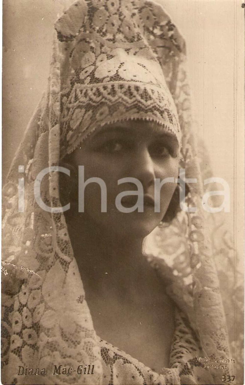 Cartolina originale da collezione 1920 ca CINEMA Diane MACGILL Portrait with veil Actress *Cartolina FP NV 1