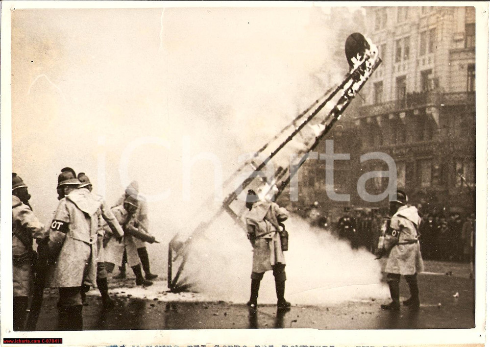 Fotografia d epoca originale 1937 Budapest, Pompieri, Firefighters, Feuerwehr, aereo 1