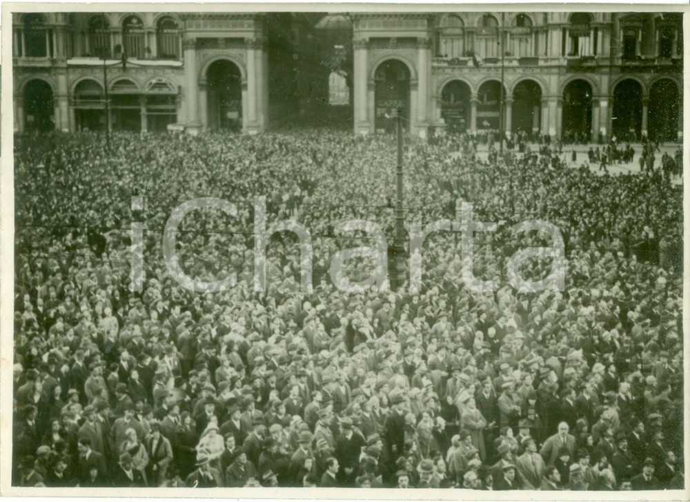 Fotografia d epoca originale 1935 ca MILANO Grande manifestazione di popolo in Piazza del Duomo Fotografia 1