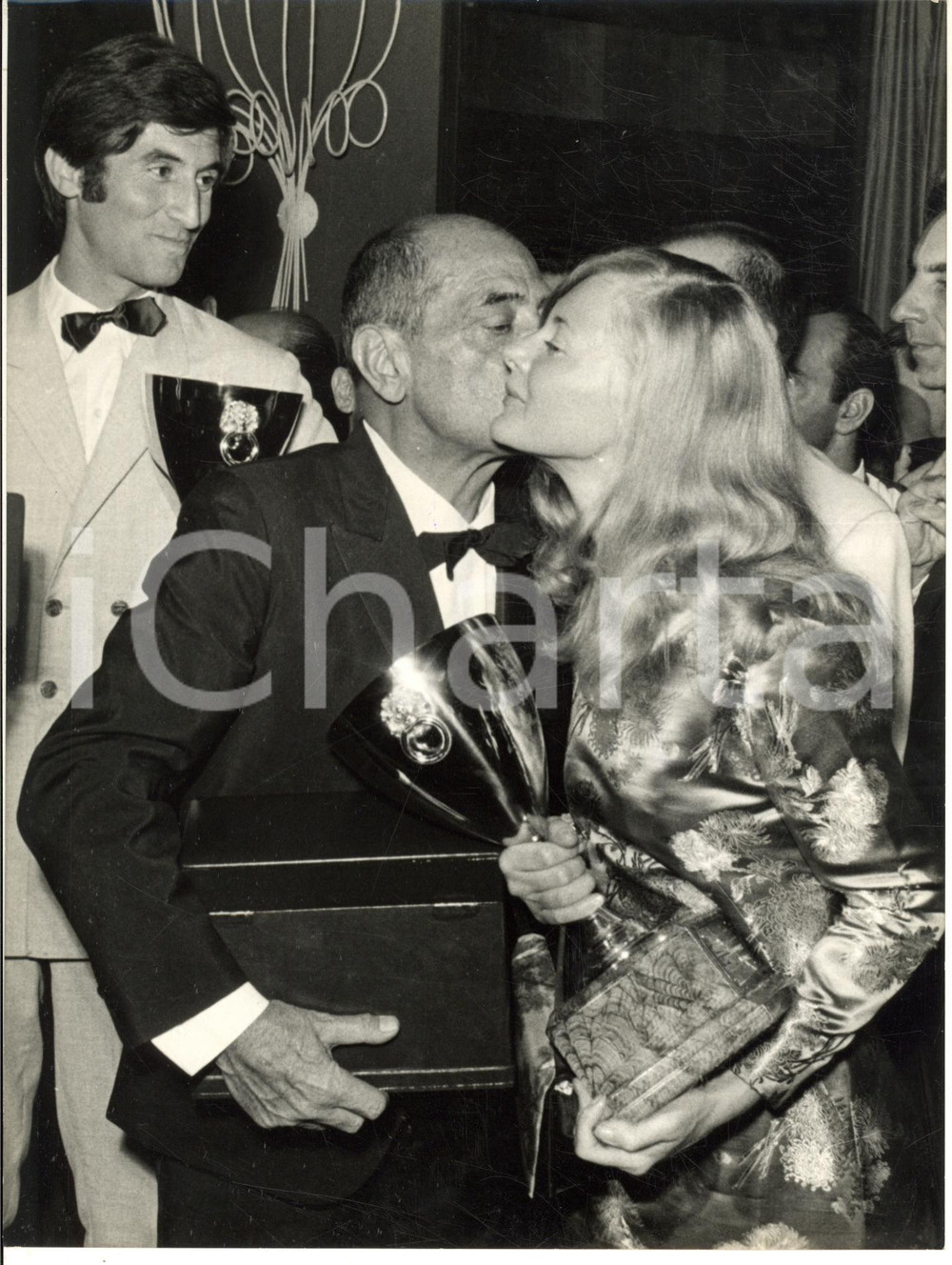 1967 VENEZIA Premiazione Mostra del Cinema - Luis BUÑUEL bacia Shirley KNIGHT 