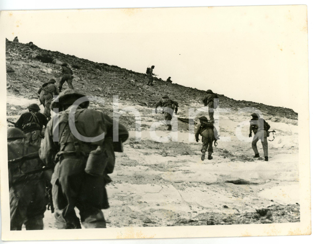 1956 STRISCIA DI GAZA Truppe israeliane scalano collina sulla linea di confine