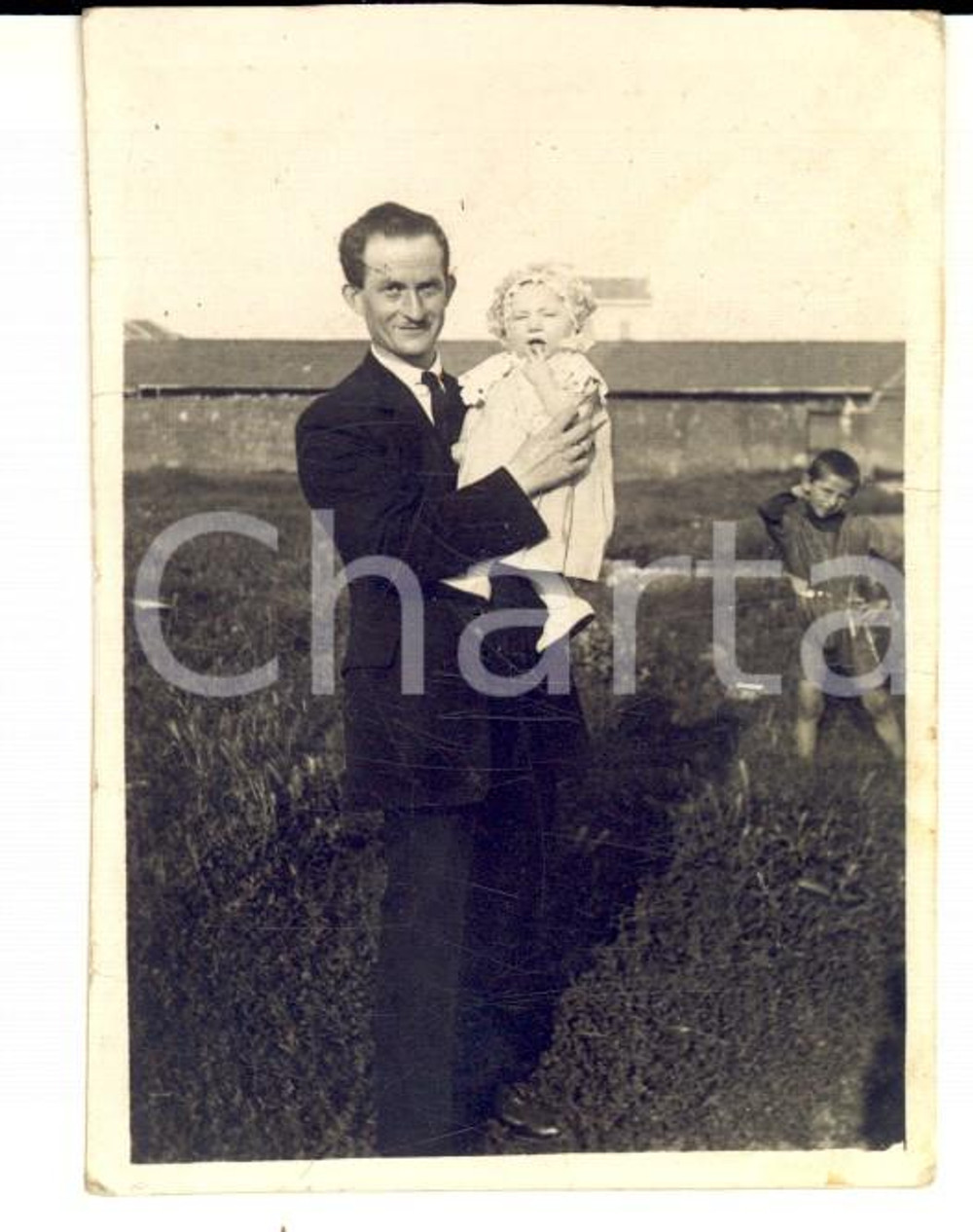 Fotografia d epoca originale 1922 MILANO Famiglia BIASINI in cortile con l ultima nata Foto 6x8 cm 1